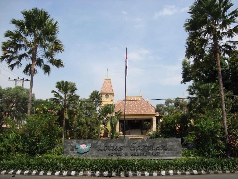 Lotus Garden Hotel Kediri  Exteriér fotografie