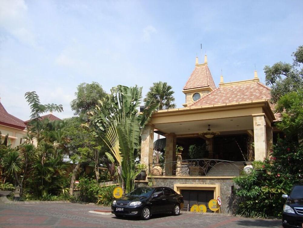 Lotus Garden Hotel Kediri  Exteriér fotografie