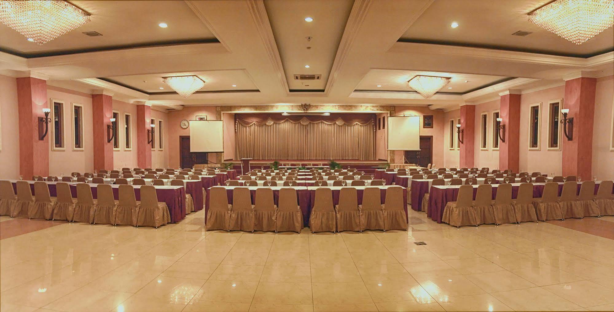 Lotus Garden Hotel Kediri  Exteriér fotografie