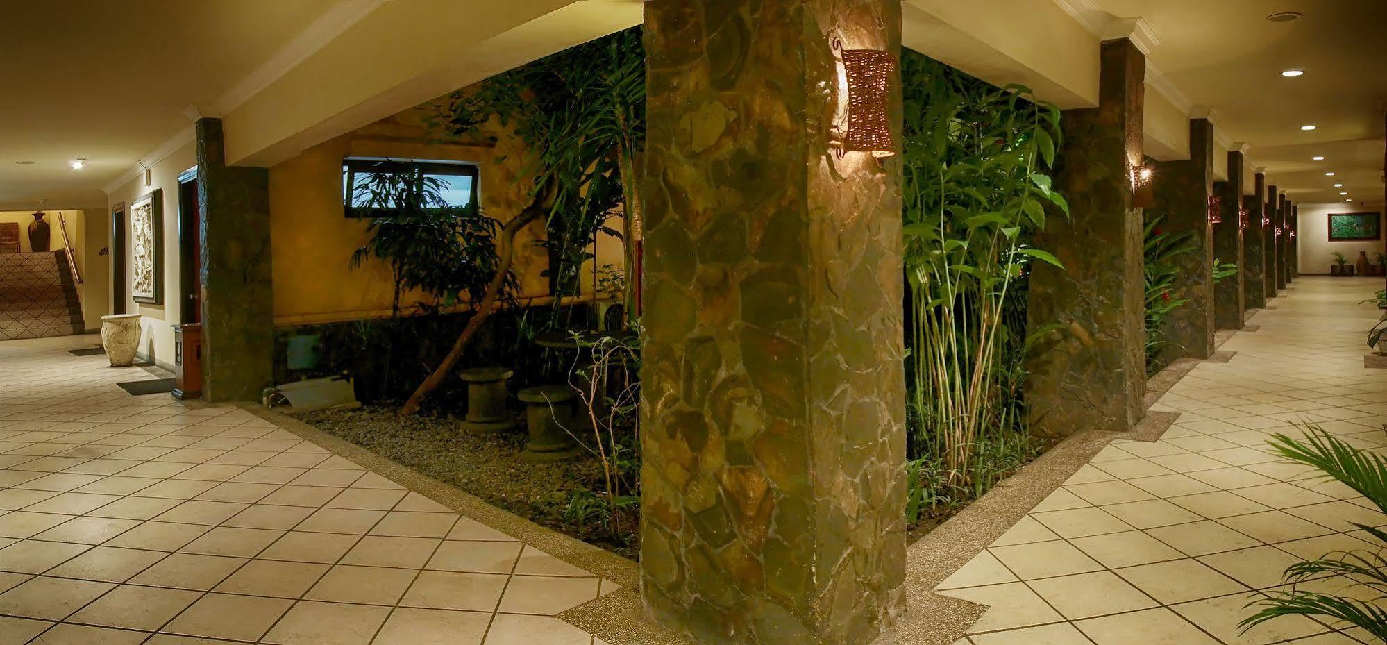 Lotus Garden Hotel Kediri  Exteriér fotografie